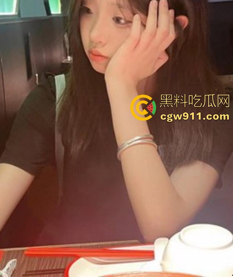 浙江工商大学大一母狗【林希然】约炮视频曝光，帮炮友深喉口交，狗链栓脖疯狂爆操，哪个男人能不瞬间硬爆？-3