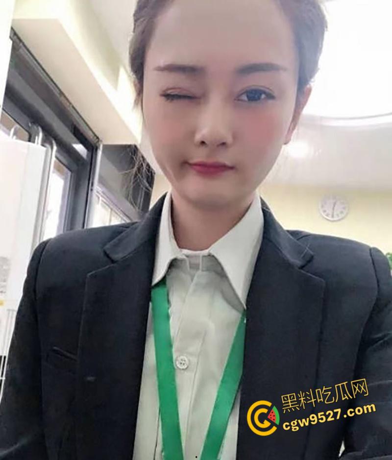 沈阳芒果不动产【沈佳润】，饥渴少妇碰上无能老公，私下约炮一对二激情3P，前后夹击爆操内射 ！