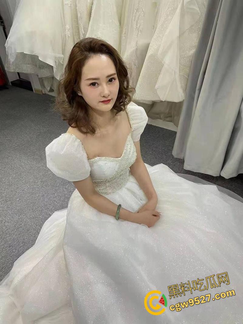 沈阳芒果不动产【沈佳润】，饥渴少妇碰上无能老公，私下约炮一对二激情3P，前后夹击爆操内射 ！-4