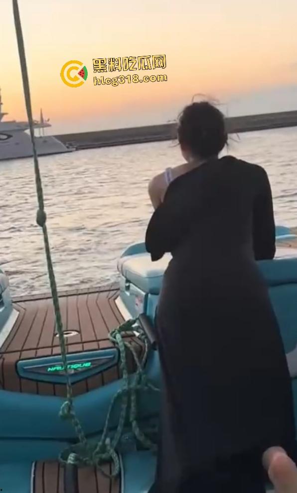 富二代游艇出海，两顶级女神化身母狗跪舔，全自动后入骑乘黑丝当精盆，神仙般的日子！-2