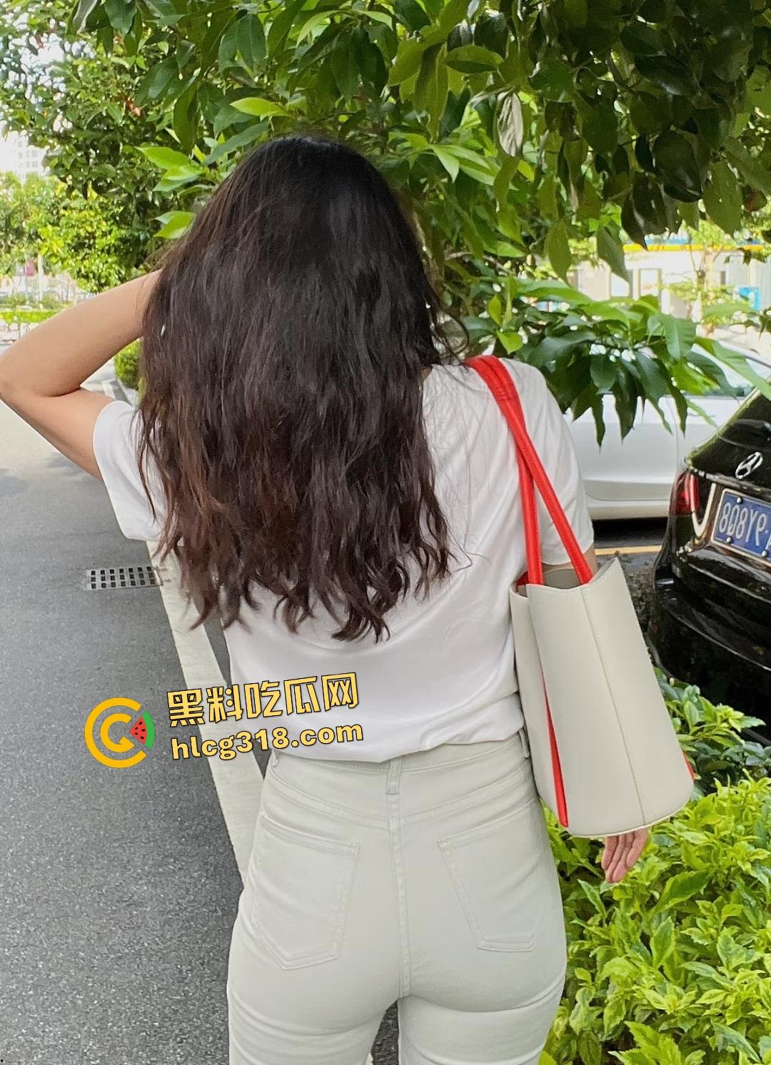 绿帽淫妻背叛“对不起老公我被操了”，两根大鸡巴同时操，帮别人吞精都不帮自己老公吞！