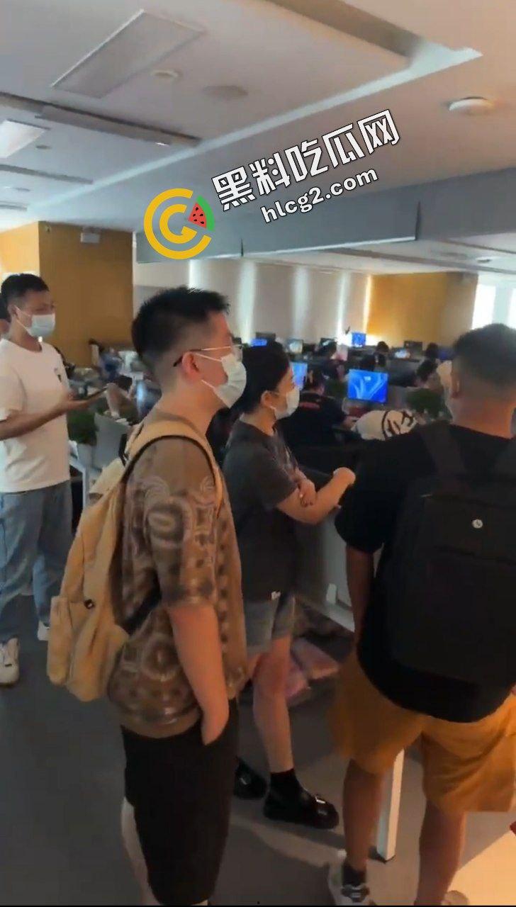 拼多多海外版Tume商家集体维权!因高额罚款 上百商家围堵拼多多广州总部 讨要说法-4