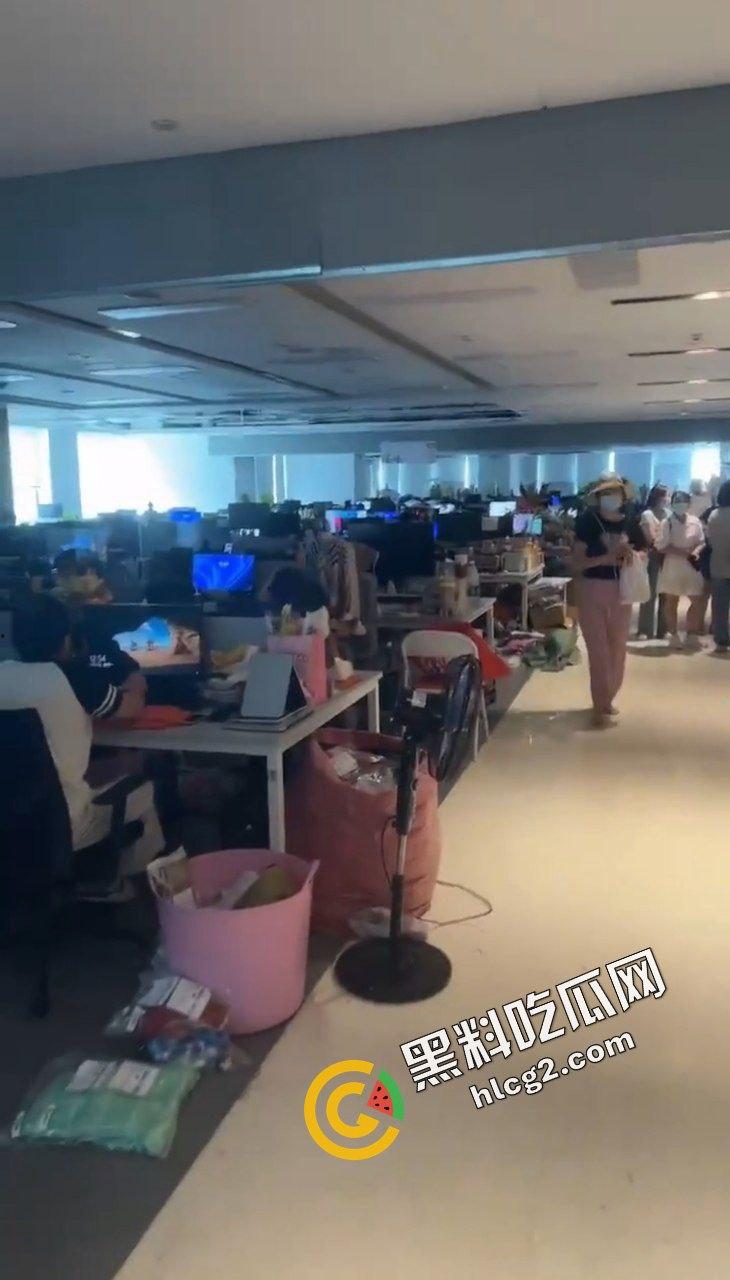 拼多多海外版Tume商家集体维权!因高额罚款 上百商家围堵拼多多广州总部 讨要说法-5