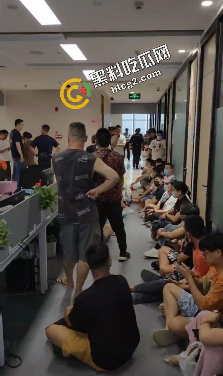 拼多多海外版Tume商家集体维权!因高额罚款 上百商家围堵拼多多广州总部 讨要说法-6