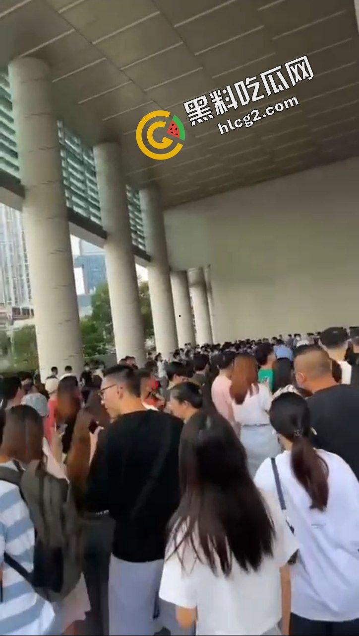 拼多多海外版Tume商家集体维权!因高额罚款 上百商家围堵拼多多广州总部 讨要说法-7