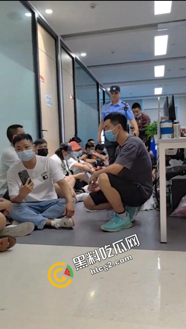 拼多多海外版Tume商家集体维权!因高额罚款 上百商家围堵拼多多广州总部 讨要说法-8