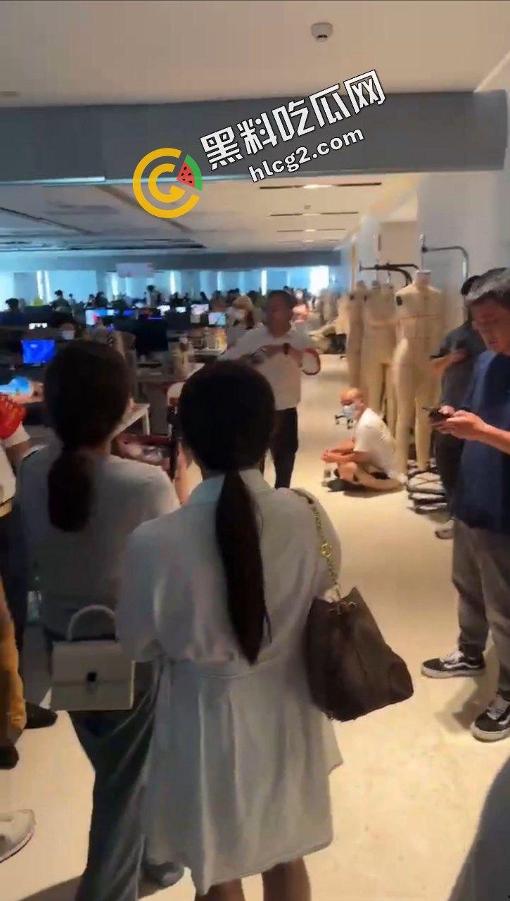 拼多多海外版Tume商家集体维权!因高额罚款 上百商家围堵拼多多广州总部 讨要说法-9