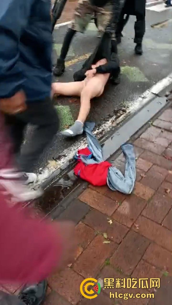 蛋痛！加州小偷扒钱包被抓现行 惨遭正义群众群体攻击 脱裤捏蛋：叫成这样是爆了吗？