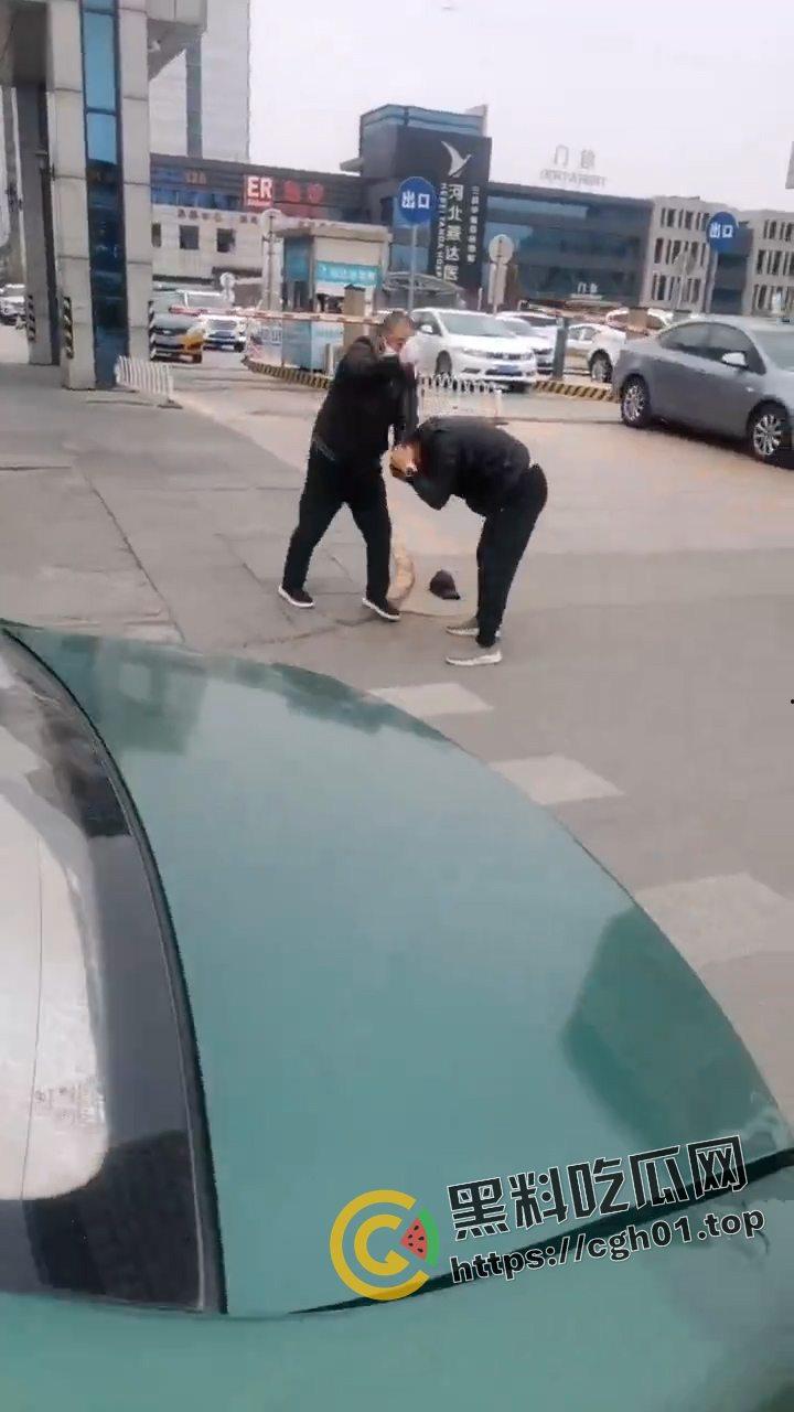 河北燕郊滴滴大战出租车!因为15元得单子出租车司机拿螺丝刀把滴滴司机脑袋捅烂 现场血腥画面流出-8