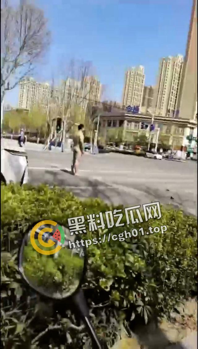 宿州市区内肌肉男裸奔 一人大战三名警察 路人都喊好 前排吃瓜直达-3