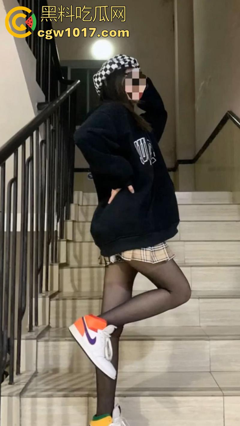 真实乱伦姐弟偷欢，有个当骚鸡卖淫的骚姐，极品长腿蜜桃臀姐姐，卖淫养弟弟只为和弟弟偷情乱伦，俩人还是龙凤胎！-7