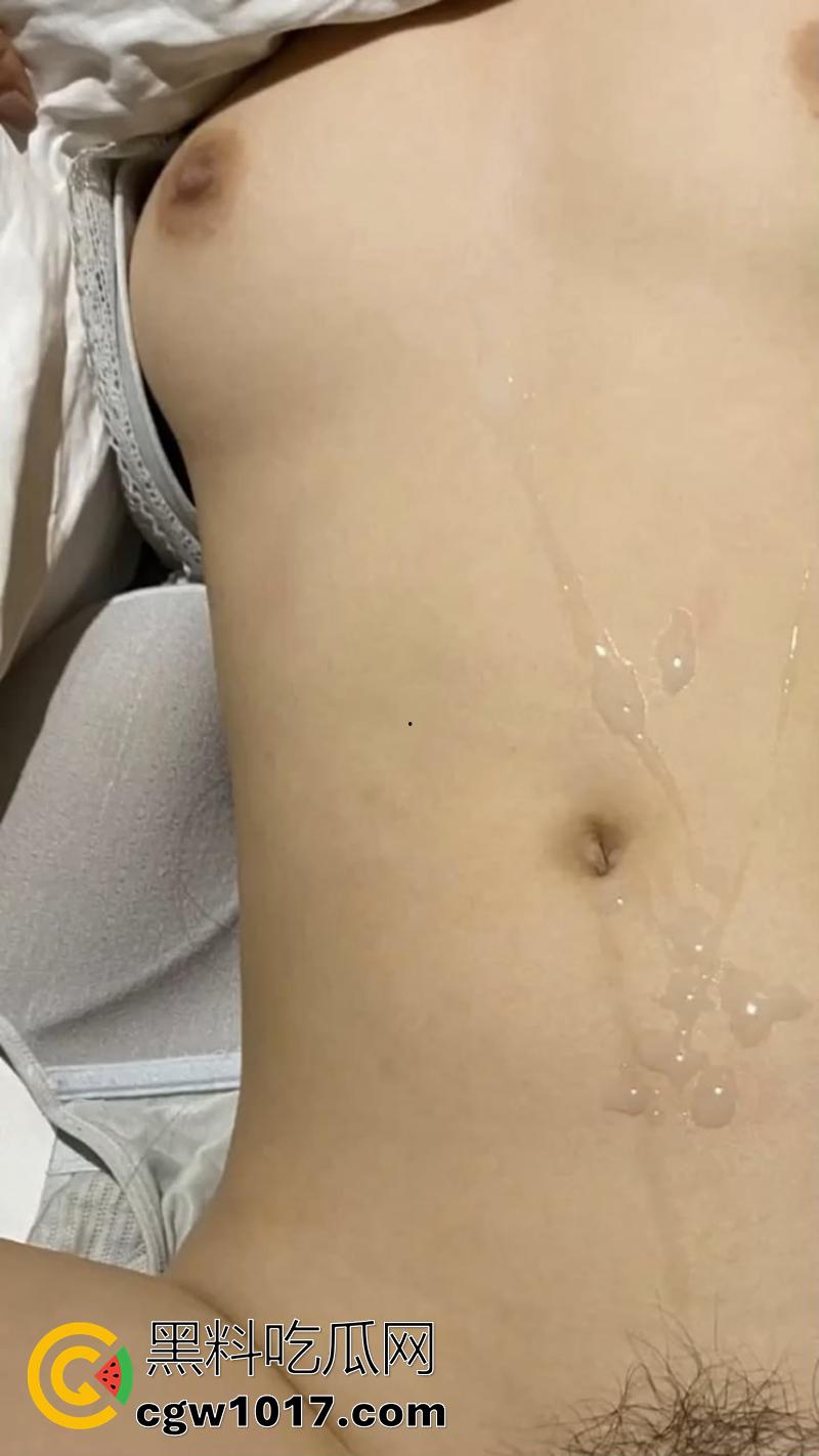 真实乱伦姐弟偷欢，有个当骚鸡卖淫的骚姐，极品长腿蜜桃臀姐姐，卖淫养弟弟只为和弟弟偷情乱伦，俩人还是龙凤胎！-12