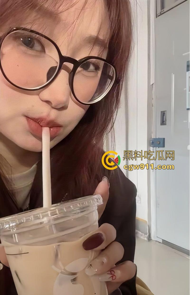 东北大学大一母狗【赵一奕】身穿情趣装和男友疯狂做爱，无套爆操谁知私下是条饥渴母狗！