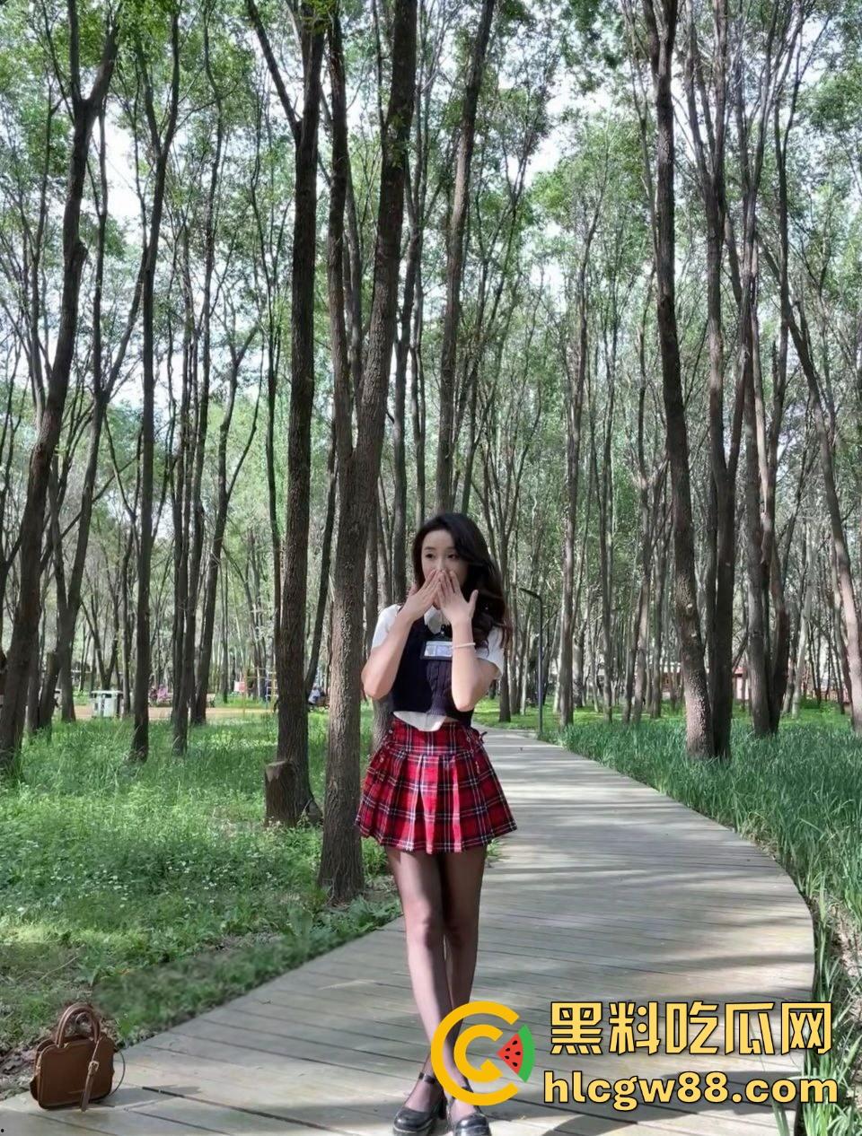 内蒙古包头轻工技术学校【王静】下海搞黄,网友裸聊私下约炮视频曝光,制服黑丝诱惑女王,乖乖女变床上尤物!-2