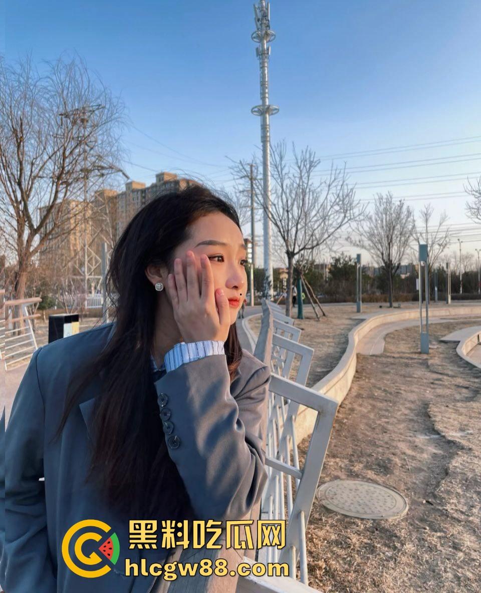 内蒙古包头轻工技术学校【王静】下海搞黄,网友裸聊私下约炮视频曝光,制服黑丝诱惑女王,乖乖女变床上尤物!-4