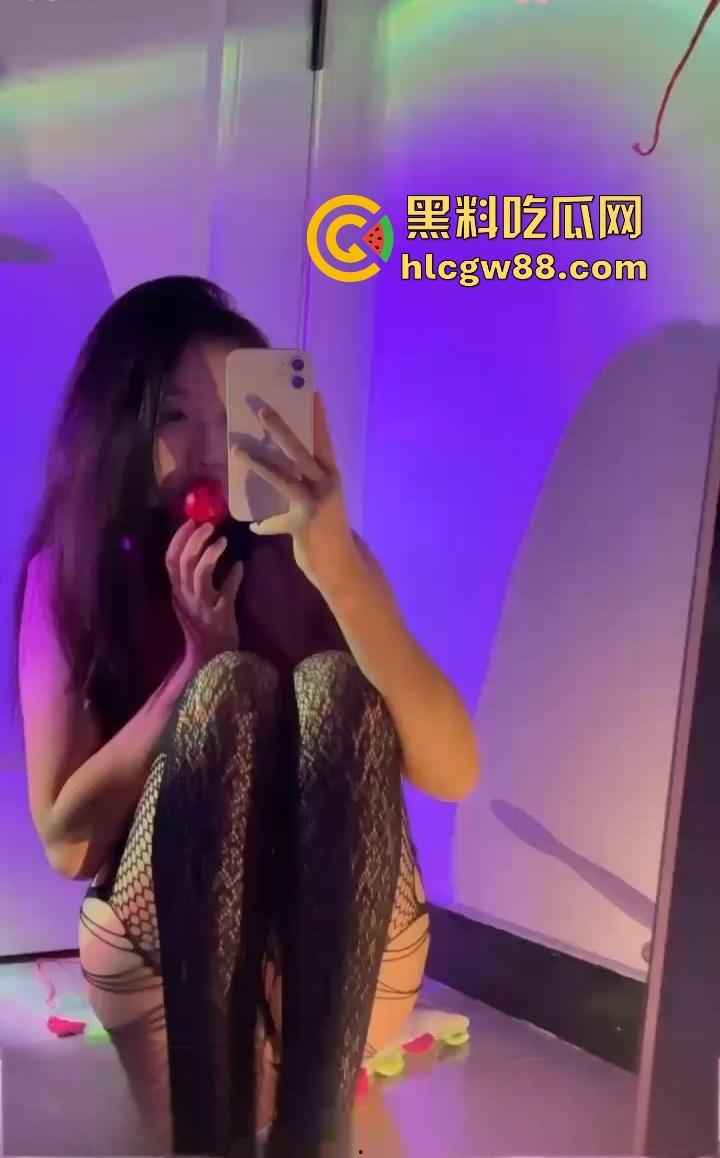 内蒙古包头轻工技术学校【王静】下海搞黄,网友裸聊私下约炮视频曝光,制服黑丝诱惑女王,乖乖女变床上尤物!-6