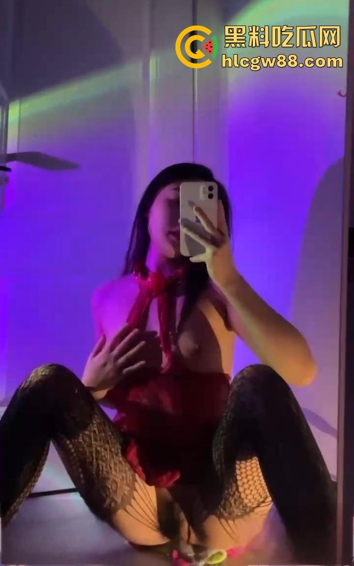 内蒙古包头轻工技术学校【王静】下海搞黄,网友裸聊私下约炮视频曝光,制服黑丝诱惑女王,乖乖女变床上尤物!-8