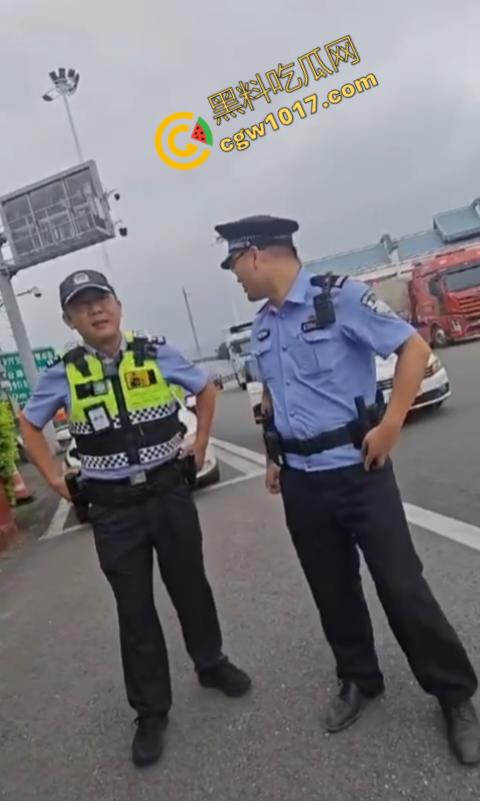 福建高速路口上演“辣椒水暴力”惨剧：交警野蛮执法，企图抢夺证据！公众怒呼严惩黑警！