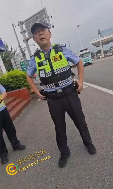 福建高速路口上演“辣椒水暴力”惨剧:交警野蛮执法,企图抢夺证据!公众怒呼严惩黑警!-3
