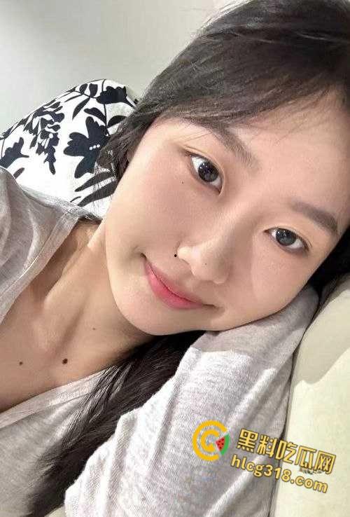 武汉服装学院【刘宝妍】宿舍自慰，直播明码标价包夜一千五，没想到还是个白虎一线天！