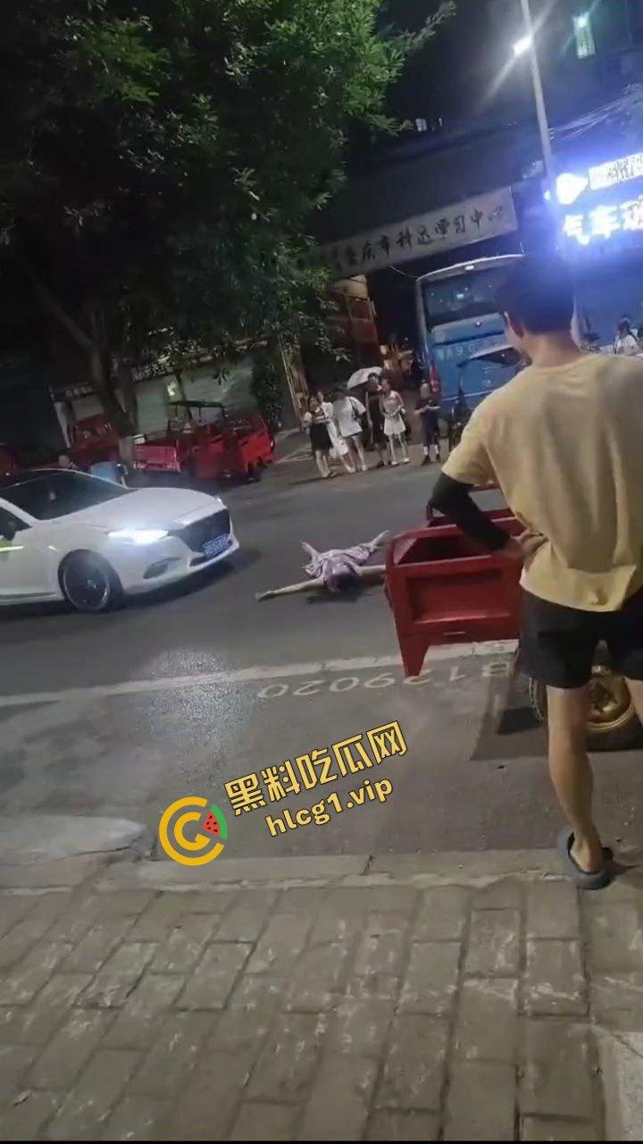 逆了苍天!重庆龙湖美岸 惊现疯癫女!与警察玩捉人游戏!爆笑现场!-2