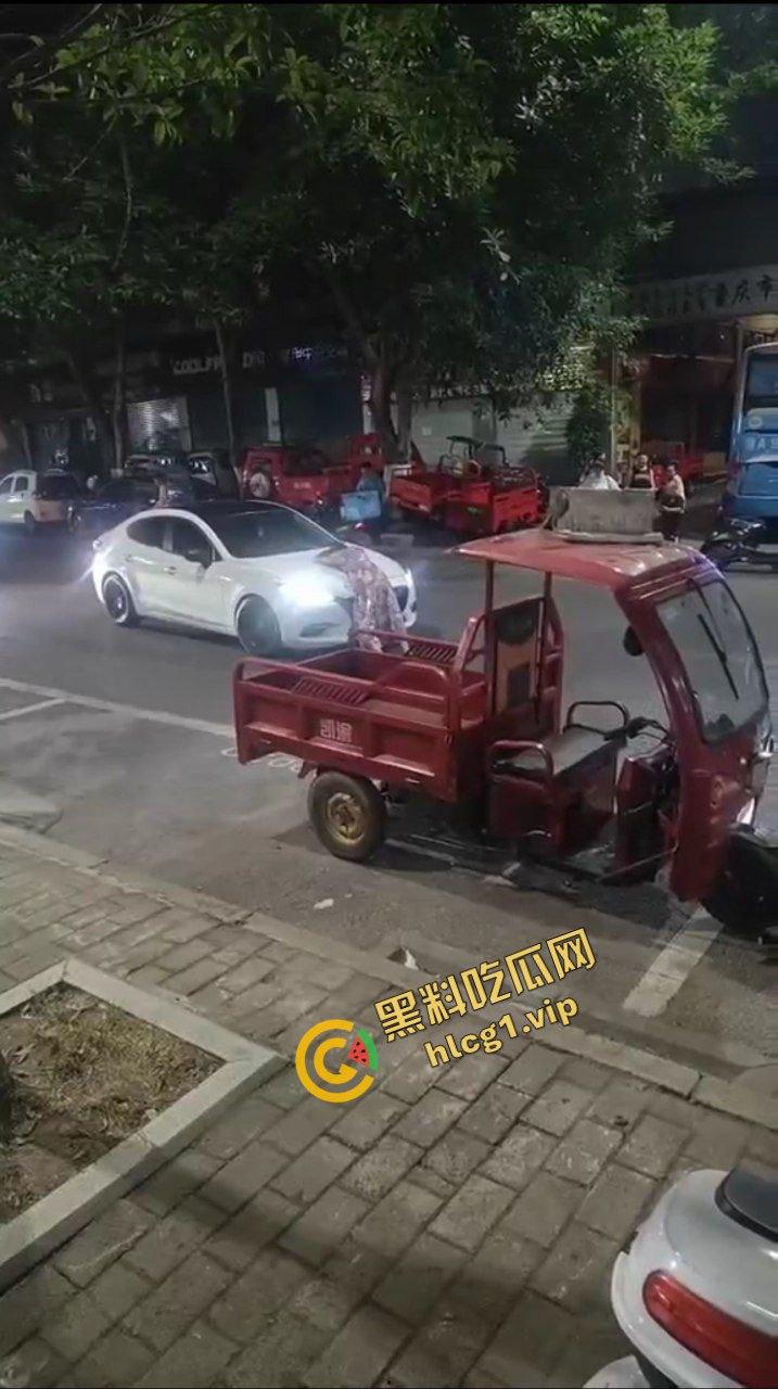 逆了苍天!重庆龙湖美岸 惊现疯癫女!与警察玩捉人游戏!爆笑现场!-4