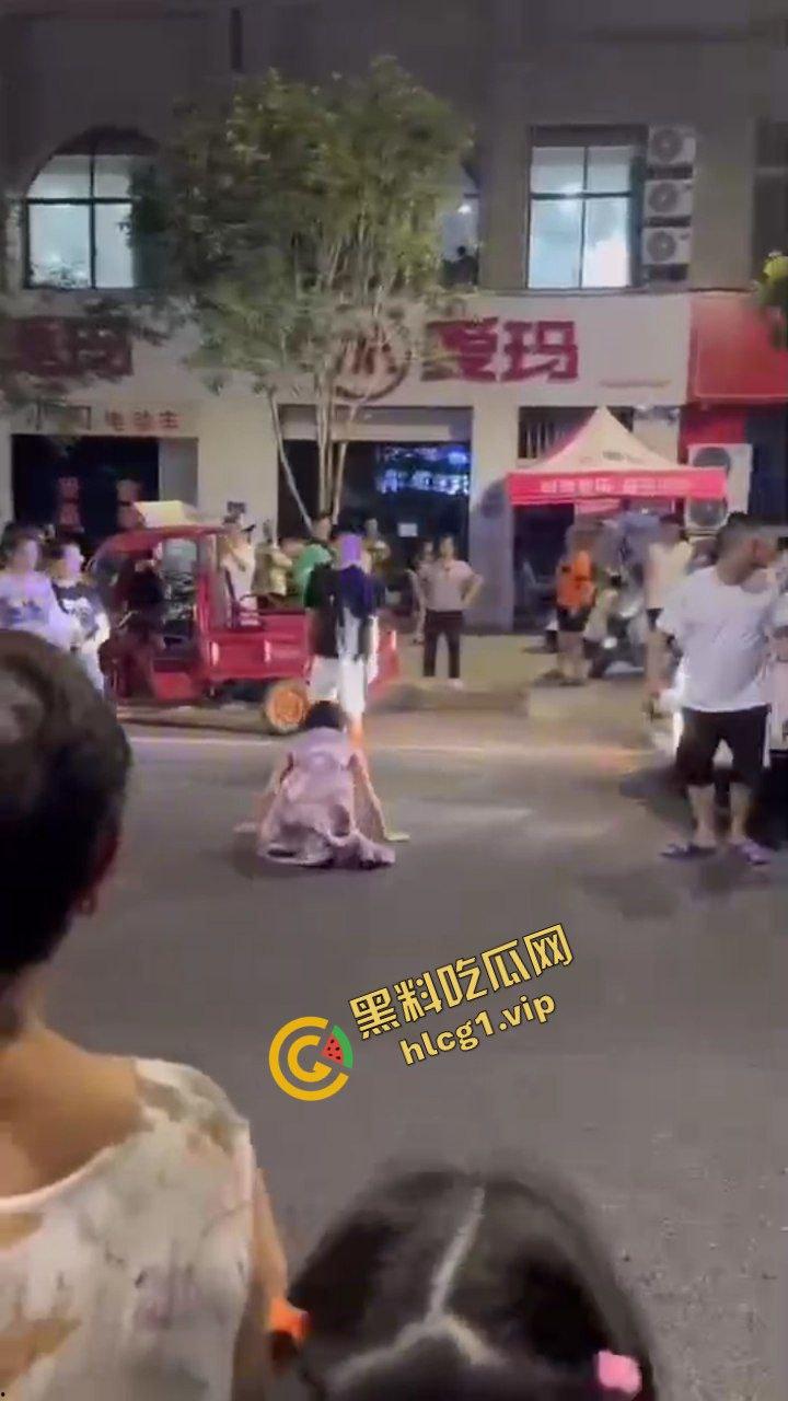 逆了苍天!重庆龙湖美岸 惊现疯癫女!与警察玩捉人游戏!爆笑现场!-5