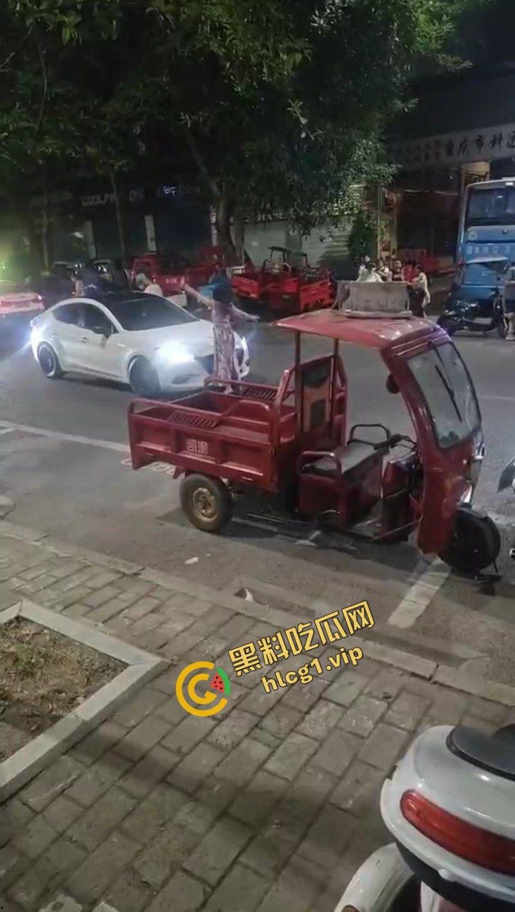 逆了苍天!重庆龙湖美岸 惊现疯癫女!与警察玩捉人游戏!爆笑现场!-6