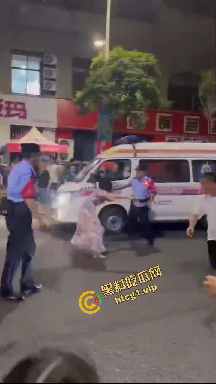 逆了苍天!重庆龙湖美岸 惊现疯癫女!与警察玩捉人游戏!爆笑现场!-7
