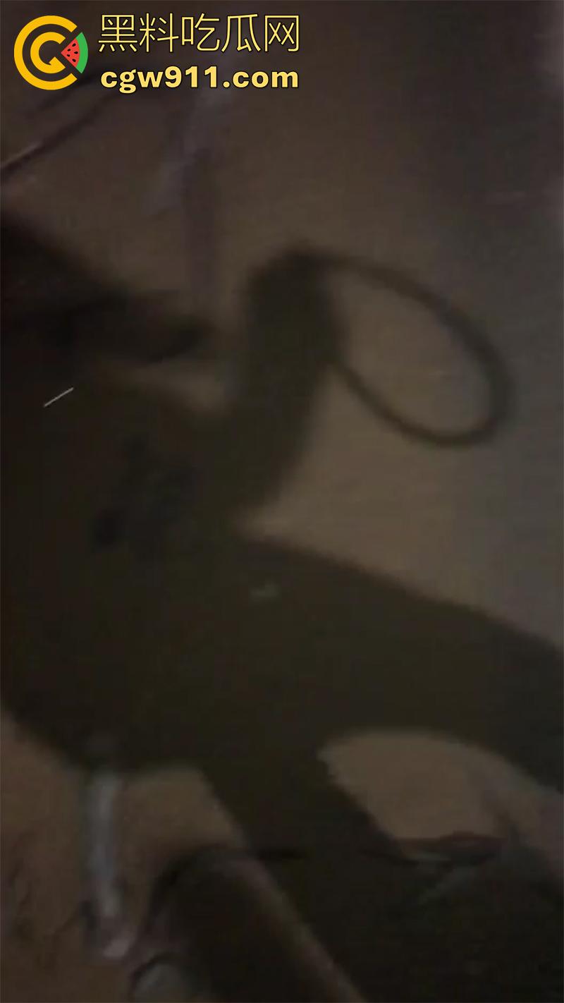 广西翻版陈美娇，靠逼勾引男人见人就睡，结果被其女友发现，带人直接围堵群殴，直接打到下跪磕头！-2