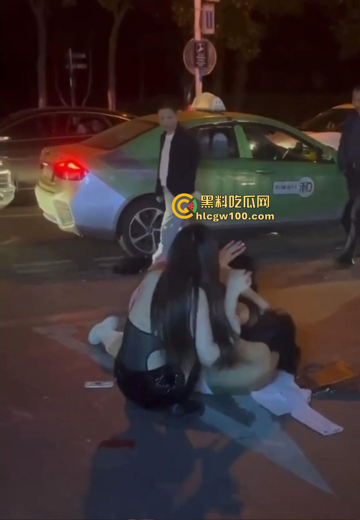 TS街头大战为了抢出租车，小姐姐打得像古惑仔，但声音竟然超出预期，让人笑喷了！-6