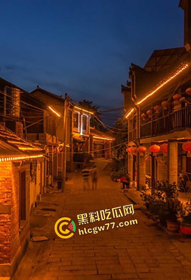 青州古城活春宫现场曝光,古风绿裙女深巷口跪舔鸡巴,男的边让口边跟路人唠嗑,路人全程狂拍!-3