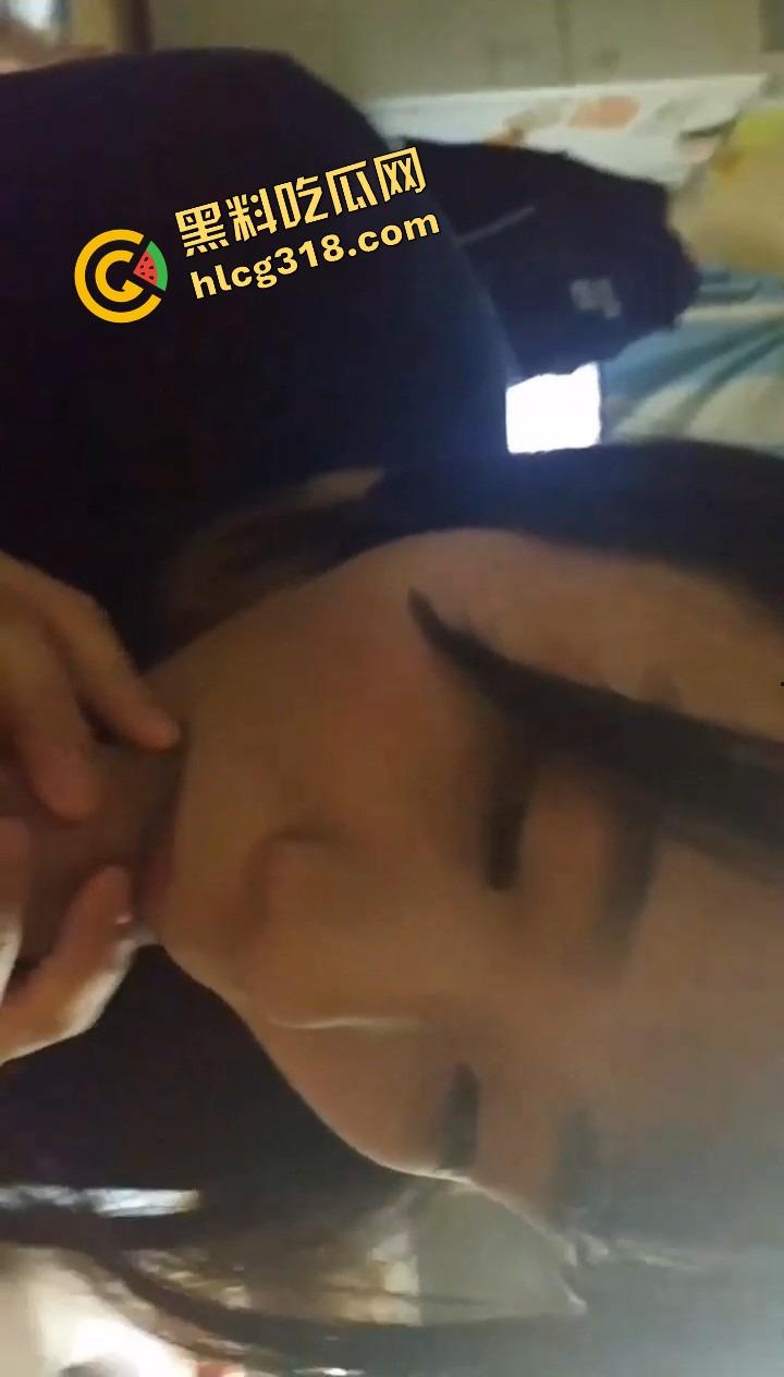 浙江传媒学院学妹『赵妍妍』反差爆表,学生装勾男友,撕黑丝主动舔棒,自助开穴等肉棒入侵!-13