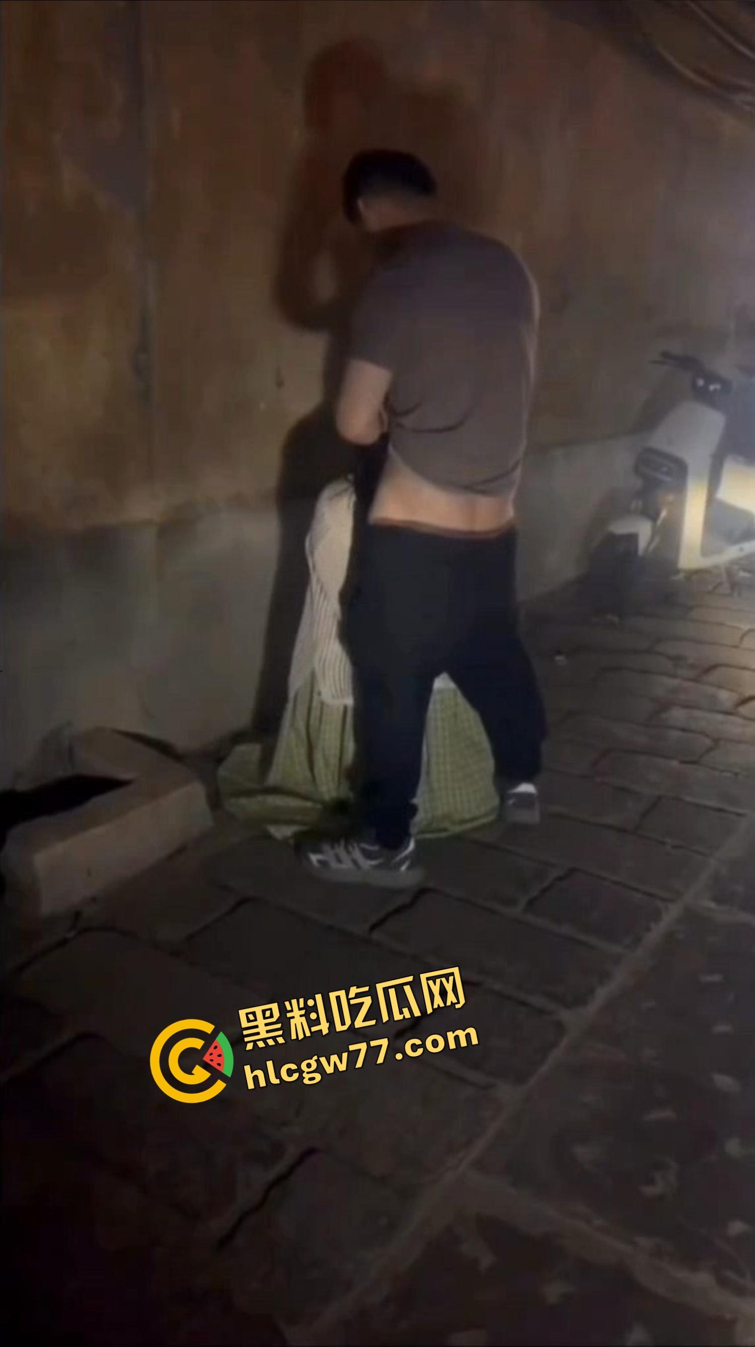 青州古城活春宫现场曝光,古风绿裙女深巷口跪舔鸡巴,男的边让口边跟路人唠嗑,路人全程狂拍!-7
