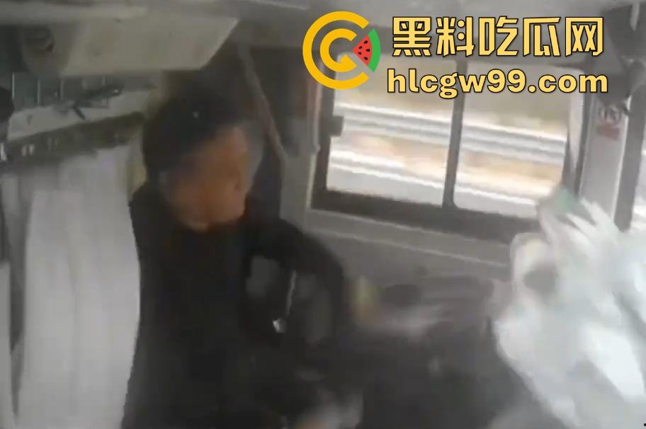 新余大巴司机分心玩脱，护栏拦不住，整车翻个底朝天，乘客经历现实版速度与激情！-5