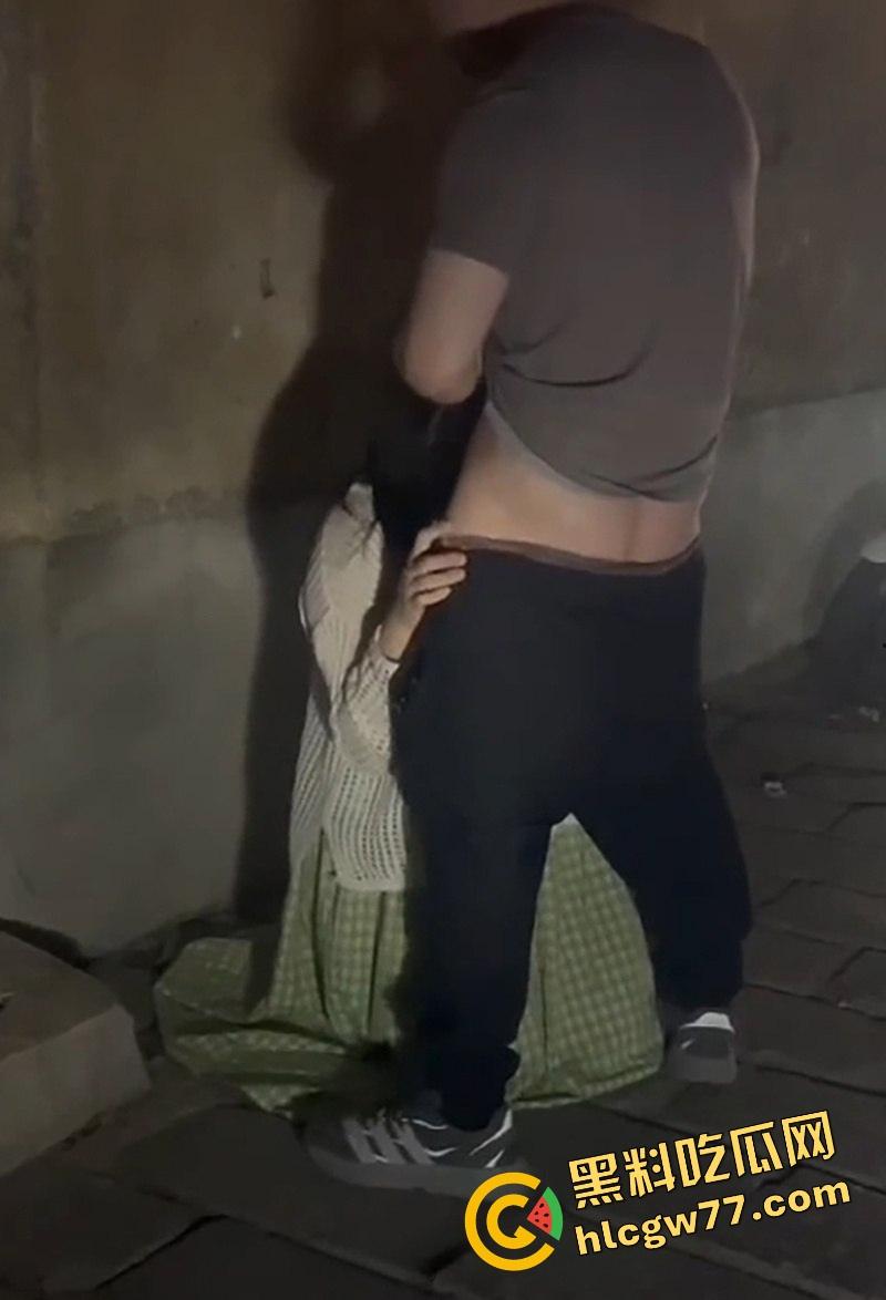 青州古城活春宫现场曝光,古风绿裙女深巷口跪舔鸡巴,男的边让口边跟路人唠嗑,路人全程狂拍!-9