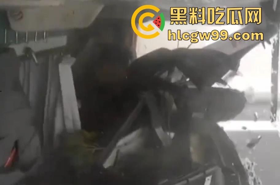 新余大巴司机分心玩脱，护栏拦不住，整车翻个底朝天，乘客经历现实版速度与激情！-6