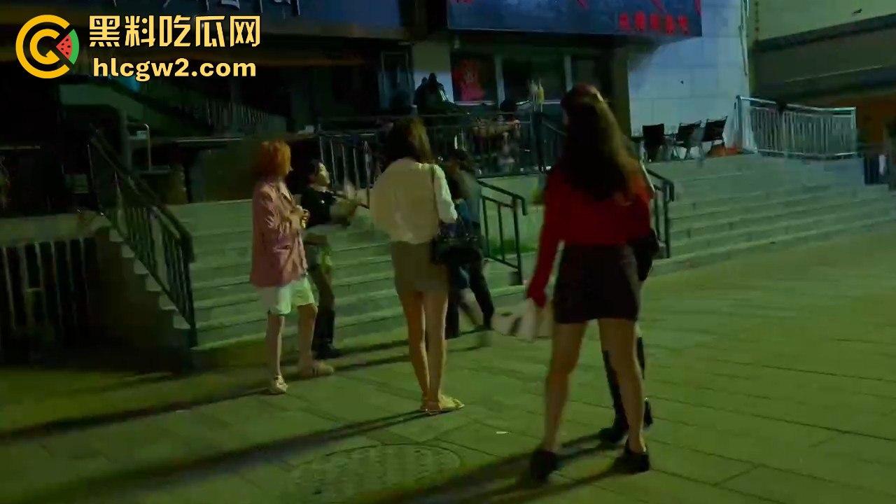 精神小妹怒怼TS小姐姐 黑丝猛女爆发干架场面失控！保安连拉都拉不住，绝对劲爆现场！