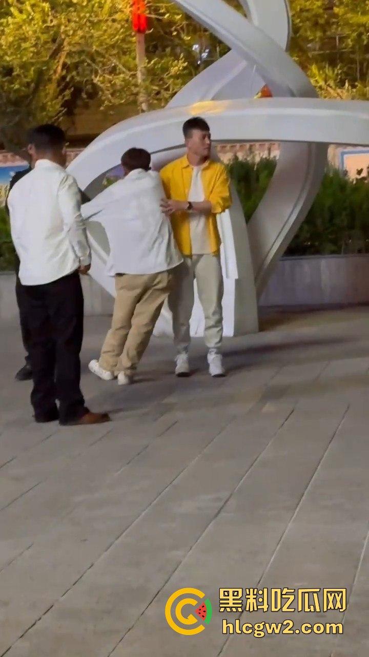 精神小妹怒怼TS小姐姐 黑丝猛女爆发干架场面失控!保安连拉都拉不住,绝对劲爆现场!-5