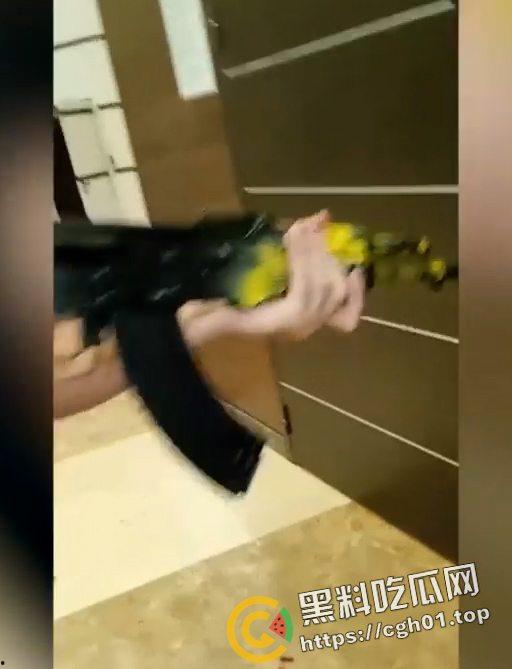 俄罗斯音乐厅恐怖袭击 恐怖分子放出第一视角 枪杀完还要补刀 以及被抓住后处决现场 血腥慎点！-6