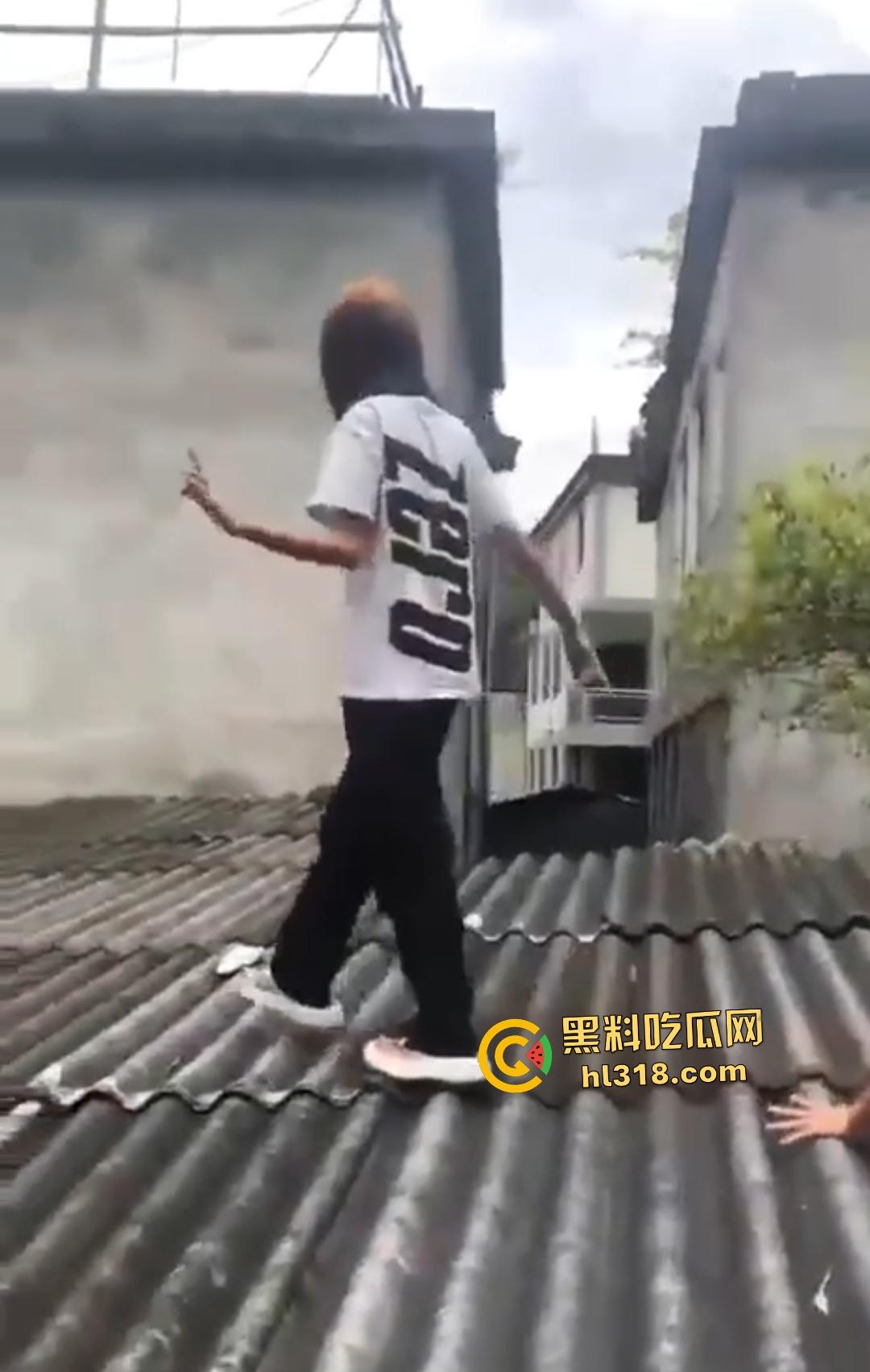 集美组团偷芒果翻车!白衣女孩瓦房“跳关”坠落陷阱,谁知这却是房主故意的陷阱!-1