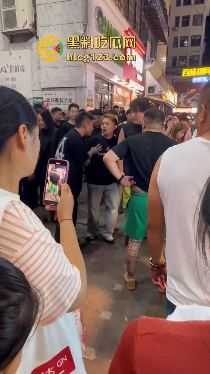 太暴力!网红【腾导】线下被真实打脸 边开直播边被揍想不火都难了!-4