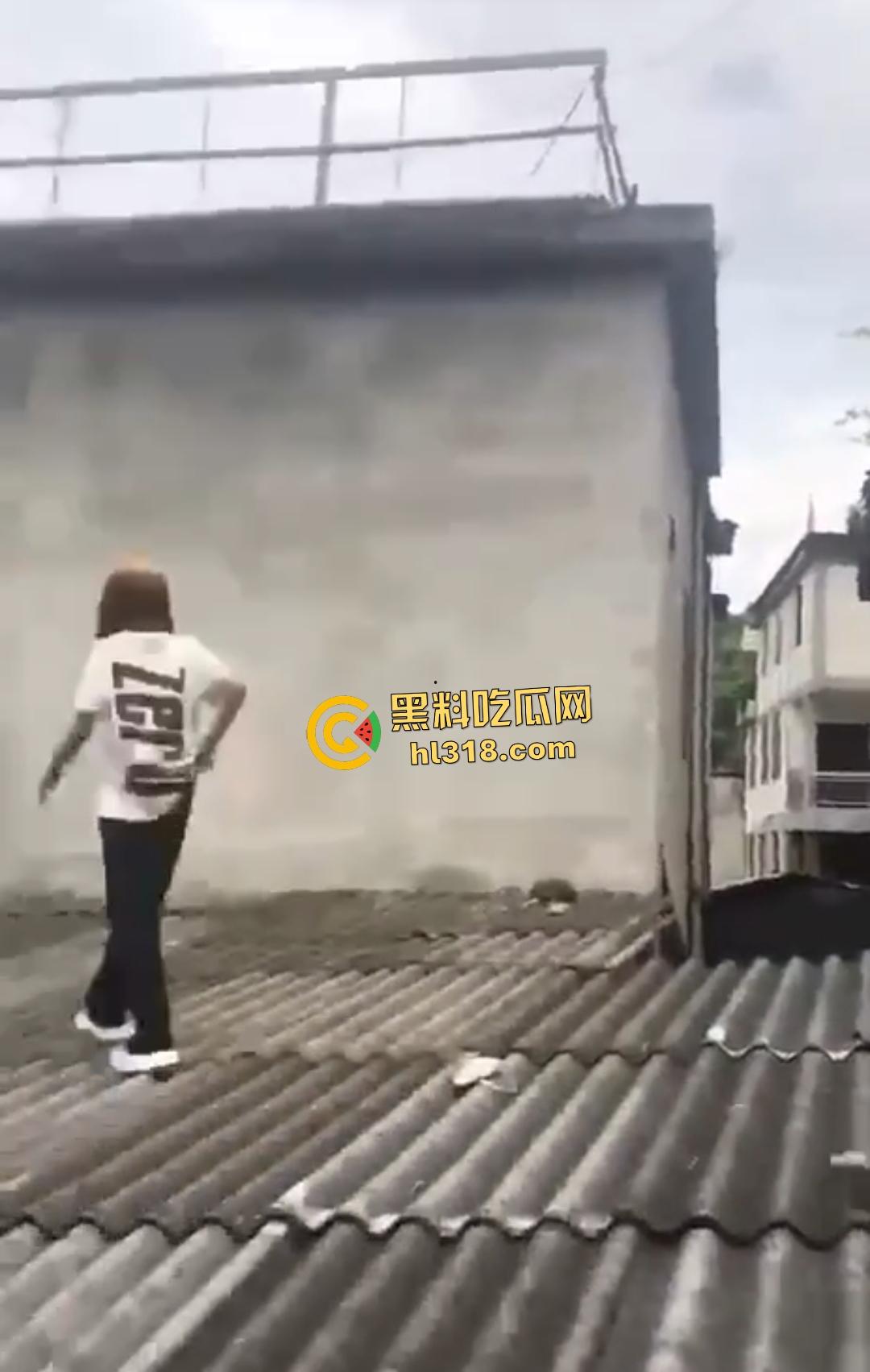 集美组团偷芒果翻车!白衣女孩瓦房“跳关”坠落陷阱,谁知这却是房主故意的陷阱!-2