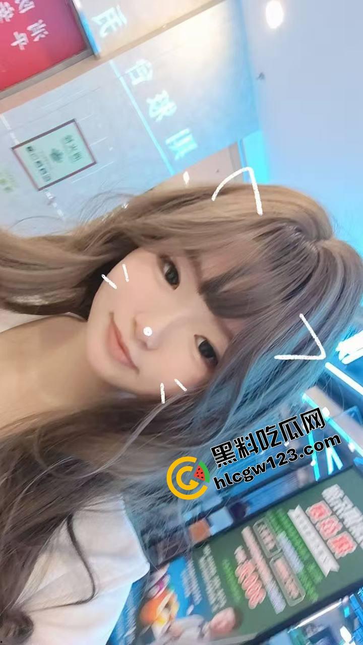 广州大学母狗【邓洁仪】出轨街头潮男被拍，回家被藤条打到屁眼发紫，还挺着奶叫得骚得要死！