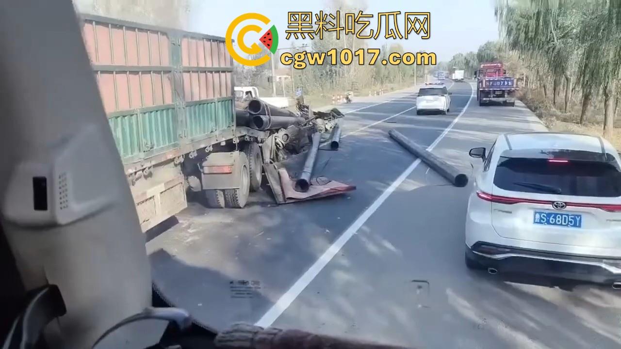 聊城高唐固河段发生重大车祸，大卡车拉钢管，一个急刹驾驶室都没了，好恐怖啊，不知道人有事没！