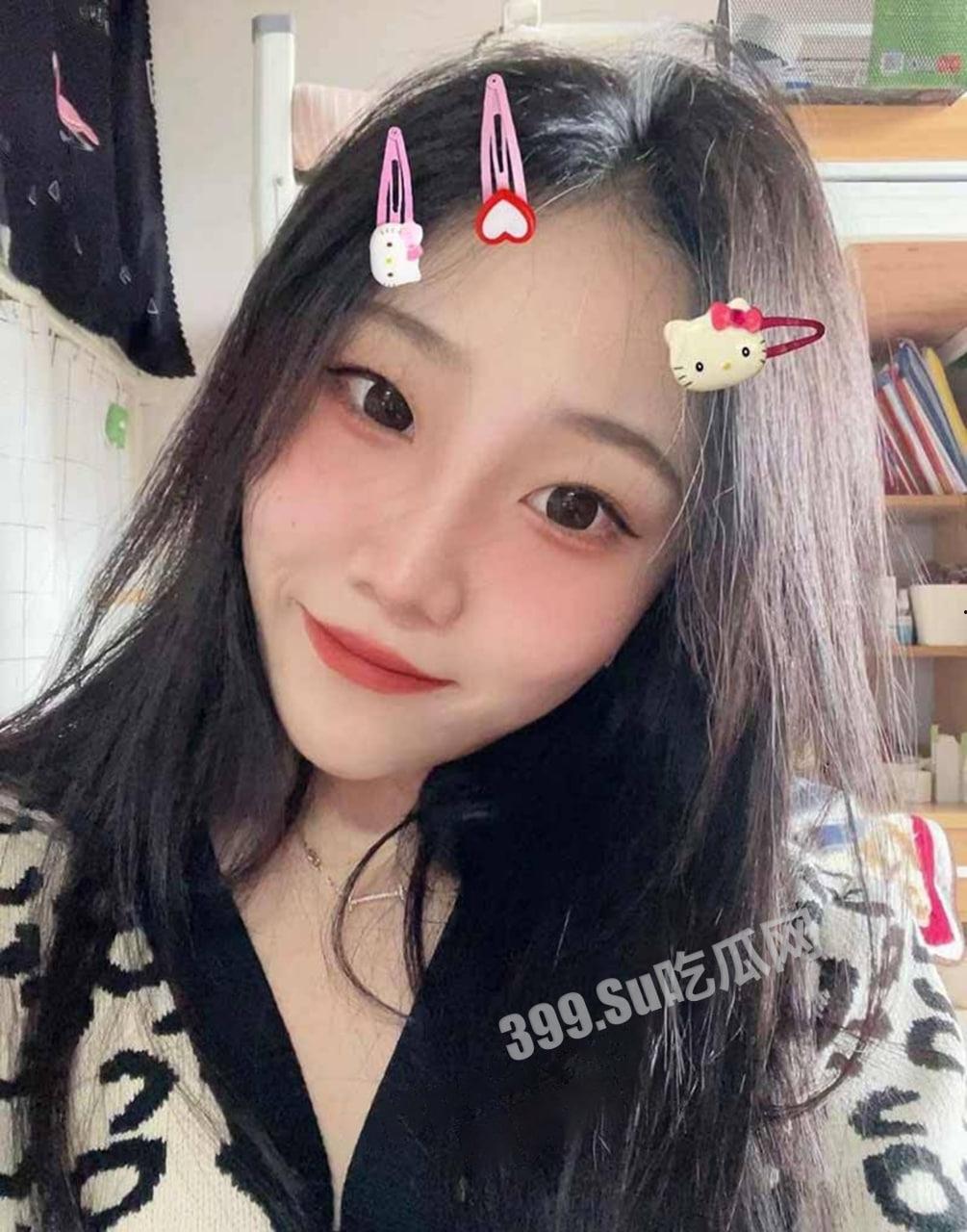 反差女大学生骚操作 双手吃鸡 双脚帮男朋友足交 游戏结束开始实战！