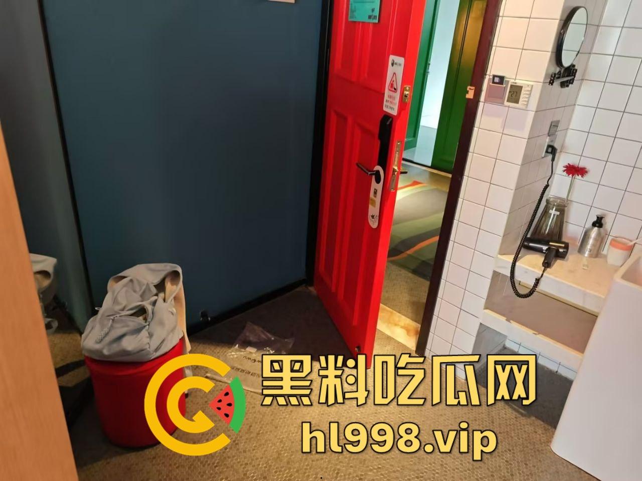 河南狼友嫖学生妹还不付钱！丝袜都干坏了，日完趁妹子趁人家睡觉拿走现金！-7