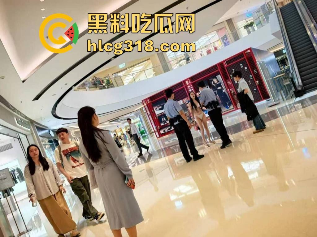 成都万象城丁字裤小仙女又杀回来了！主人最新任务 雨中撑伞漫步大秀长腿 还是熟悉的丁字裤战袍！