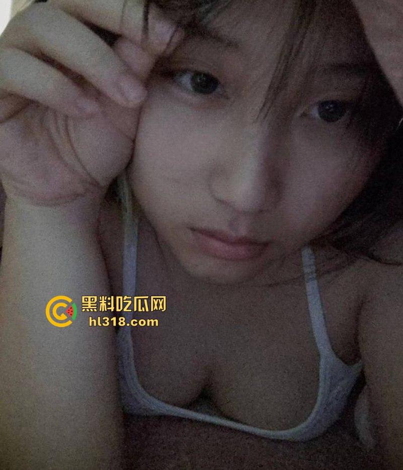 广西技校清纯学妹【李佳佳】超有感觉的微胖女友，恋爱期间疯狂认主， 掰逼自慰做爱视频被男友曝光流出！