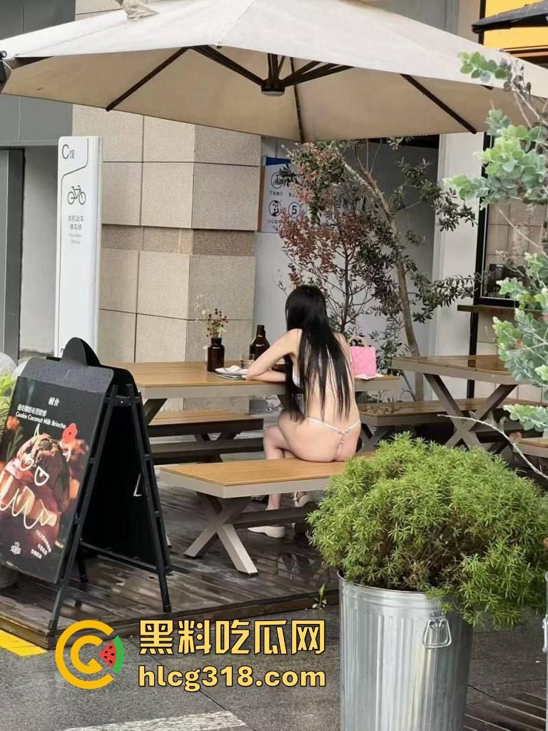 成都万象城丁字裤小仙女又杀回来了！主人最新任务 雨中撑伞漫步大秀长腿 还是熟悉的丁字裤战袍！-9